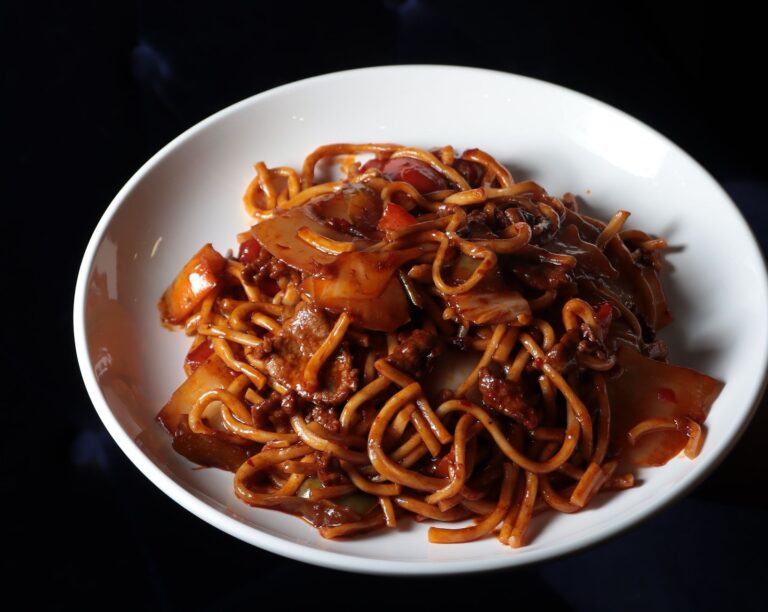 Lo Mein: Regional Variations and Kitchen Techniques