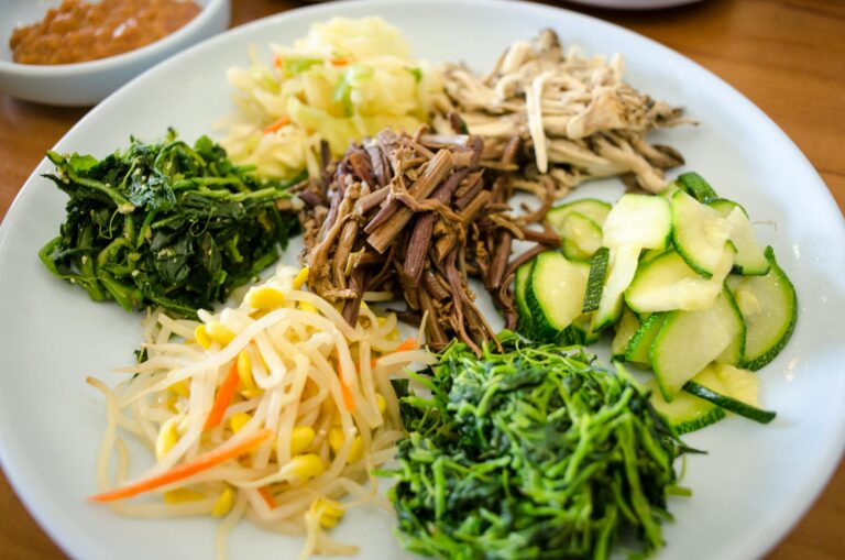 Why Korean Meals Come With 10 Tiny Dishes (And Why That’s Genius)