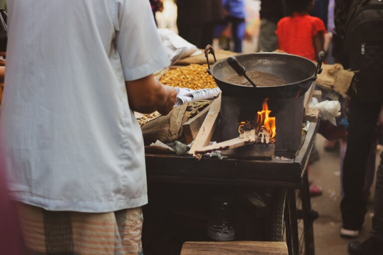 Mumbai Street Food Guide: Juhu, Dharavi, Best Eats