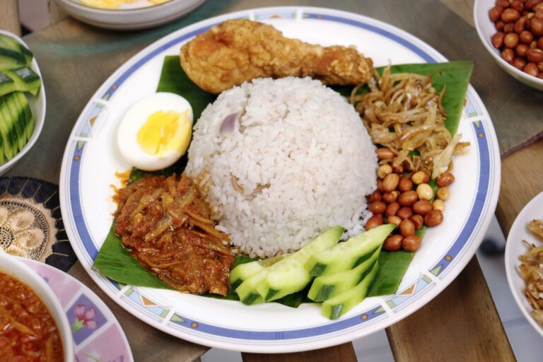 Malaysian Mamak Stalls: Why 24-Hour Food Courts Run the Country